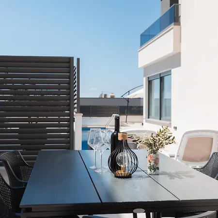 Sunny Lux 2 In By Guide Vila