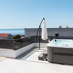 Sunny Lux 2 In By Guide Villa *