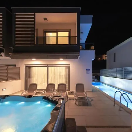Villa Sunny Lux 2 In By Guide Makarska