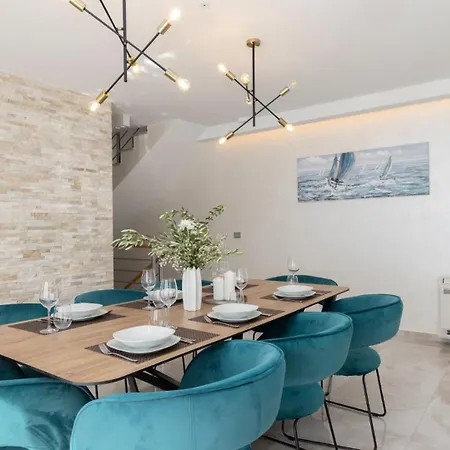 Sunny Lux 2 In By Guide Villa