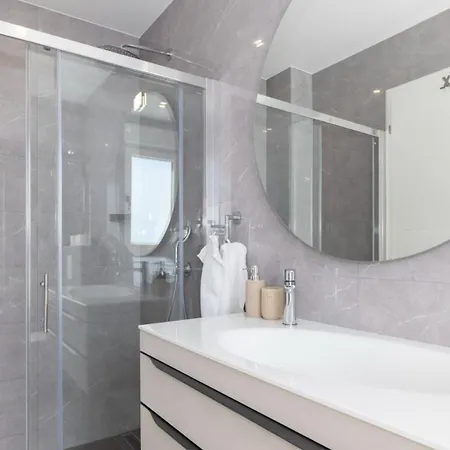 Sunny Lux 2 In By Guide * Makarska