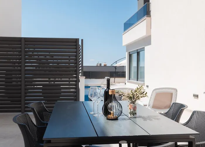 Sunny Lux 2 In By Guide Villa