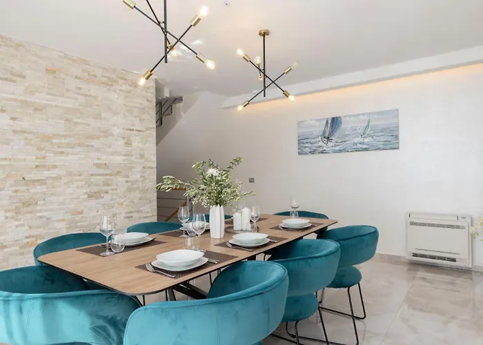 Sunny Lux 2 In By Guide Villa