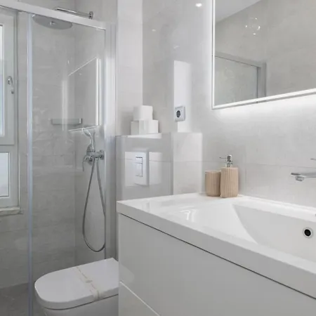 Sunny Lux 2 In By Guide Villa